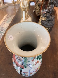 Vase en porcelaine de Chine famille rose &agrave; sujet narratif, 19&egrave;me si&egrave;cle