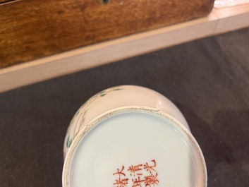 Cinq vases en porcelaine de Chine en bleu et blanc, famille rose et famille verte, 19&egrave;me/20&egrave;me si&egrave;cle