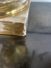 Paire de beaux vases Empire en porcelaine de Paris dor&eacute;e et polychrome &agrave; d&eacute;cor de paysages anim&eacute;s, France, premi&egrave;re moiti&eacute; du 19&egrave;me si&egrave;cle