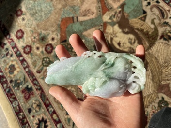 Une t&ecirc;te de bouddha sculpt&eacute;e en jad&eacute;&iuml;te, un tigre en pierre dure et un seau, Chine, 19&egrave;me/20&egrave;me si&egrave;cle