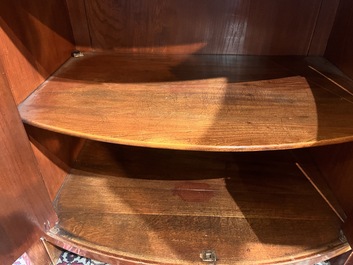 Jean Joseph Chapuis (1765-1864): Buffet Empire de forme demi-lune en placage d'acajou flamm&eacute; aux montures en bronze et dessus en marbre