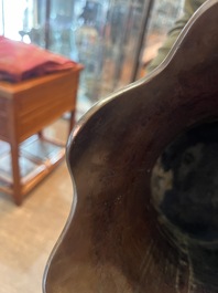 Gong en &eacute;maux cloisonn&eacute;s dans son support en bois sculpt&eacute;, Chine, 19&egrave;me/20&egrave;me si&egrave;cle