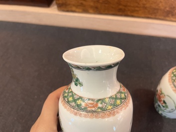 Cinq vases en porcelaine de Chine en bleu et blanc, famille rose et famille verte, 19&egrave;me/20&egrave;me si&egrave;cle