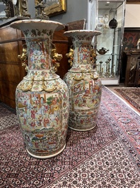 Paire de vases en porcelaine de Chine famille rose de Canton &agrave; d&eacute;cor floral, de sc&egrave;nes de palais et d'antiquit&eacute;s, 19&egrave;me si&egrave;cle