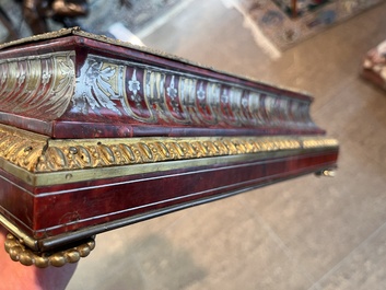 Pendule 't&ecirc;te de poup&eacute;e' Louis XIV en marqueterie Boulle d'&eacute;caille, laiton et &eacute;tain aux montures en bronze dor&eacute;, France, fin du 17&egrave;me si&egrave;cle