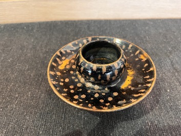 Paire de supports de bols en porcelaine &eacute;maill&eacute;e en brun et noire de style Song, Chine, probablement 20&egrave;me si&egrave;cle