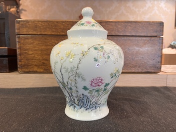 Cinq vases en porcelaine de Chine en bleu et blanc, famille rose et famille verte, 19&egrave;me/20&egrave;me si&egrave;cle