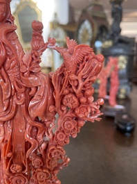 Figure d'une dame avec un oiseau en corail rouge sculpt&eacute;, Chine, 19&egrave;me/20&egrave;me