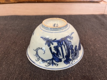 Bol en porcelaine de Chine bleu et blanc &agrave; d&eacute;cor d'oiseaux parmi des branches fleuries, marque et &eacute;poque de Jiajing