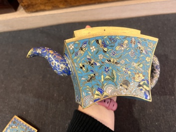 Paire de th&eacute;i&egrave;res en &eacute;maux cloisonn&eacute;s &agrave; d&eacute;cor de papillons et de pies, Chine, 19&egrave;me si&egrave;cle