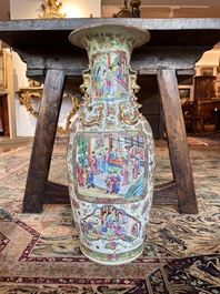 Paire de vases en porcelaine de Chine famille rose de Canton &agrave; d&eacute;cor floral et de sc&egrave;nes de palais, 19&egrave;me si&egrave;cle