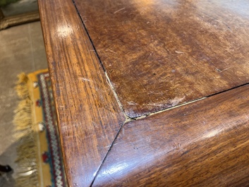 Table d'autel en bois sculpt&eacute; au plateau en bois de racine, Chine, 20&egrave;me si&egrave;cle