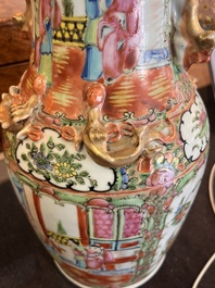 Trois paires de vases en porcelaine de Chine famille rose de Canton &agrave; d&eacute;cor floral et de sc&egrave;nes de palais, 19&egrave;me si&egrave;cle