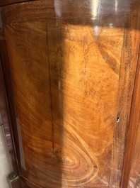 Jean Joseph Chapuis (1765-1864): Buffet Empire de forme demi-lune en placage d'acajou flamm&eacute; aux montures en bronze et dessus en marbre