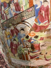 Paire de vases en porcelaine de Chine famille rose de Canton &agrave; d&eacute;cor floral, de sc&egrave;nes de palais et d'antiquit&eacute;s, 19&egrave;me si&egrave;cle