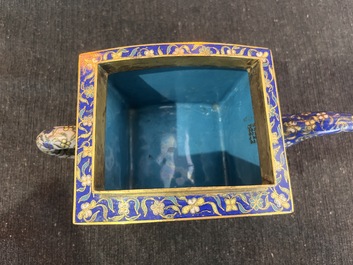 Paire de th&eacute;i&egrave;res en &eacute;maux cloisonn&eacute;s &agrave; d&eacute;cor de papillons et de pies, Chine, 19&egrave;me si&egrave;cle