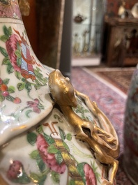 Paire de vases en porcelaine de Chine famille rose de Canton &agrave; d&eacute;cor floral, de sc&egrave;nes de palais et d'antiquit&eacute;s, 19&egrave;me si&egrave;cle