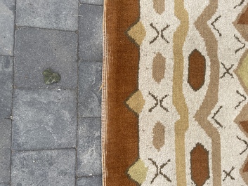 Tapis europ&eacute;en en laine &agrave; d&eacute;cor g&eacute;om&eacute;trique de style Art D&eacute;co, seconde moiti&eacute; du 20&egrave;me si&egrave;cle