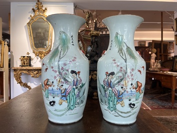 Paire de vases en porcelaine de Chine famille rose &agrave; d&eacute;cor de dame et des enfants dans un jardin de palais jouant avec un chat, 19&egrave;me/20&egrave;me s.