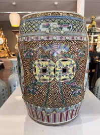 Paire de tabourets en porcelaine de Chine famille rose &agrave; d&eacute;cor de dragons et de ph&eacute;nix, 19&egrave;me si&egrave;cle