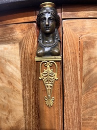 Jean Joseph Chapuis (1765-1864): Buffet Empire de forme demi-lune en placage d'acajou flamm&eacute; aux montures en bronze et dessus en marbre