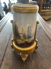 Garniture de chemin&eacute;e en trois pi&egrave;ces en porcelaine de Paris polychrome et dor&eacute; &agrave; d&eacute;cor de sc&egrave;nes amoureuses, 19&egrave;me si&egrave;cle