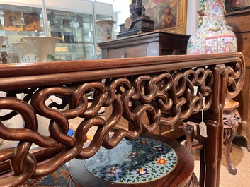 Table d'autel en bois sculpt&eacute; au plateau en bois de racine, Chine, 20&egrave;me si&egrave;cle