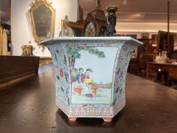 Jardini&egrave;re hexagonale en porcelaine de Chine famille rose &agrave; d&eacute;cor floral et de dames dans un jardin, 20&egrave;me si&egrave;cle