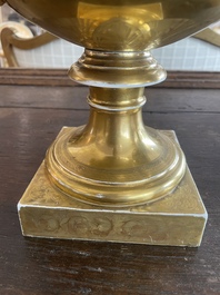 Paire de vases en porcelaine de Paris polychrome et dor&eacute;e &agrave; d&eacute;cor de sc&egrave;nes d'apr&egrave;s Teniers, France, 19&egrave;me si&egrave;cle