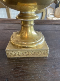 Paire de vases en porcelaine de Paris polychrome et dor&eacute;e &agrave; d&eacute;cor de sc&egrave;nes d'apr&egrave;s Teniers, France, 19&egrave;me si&egrave;cle