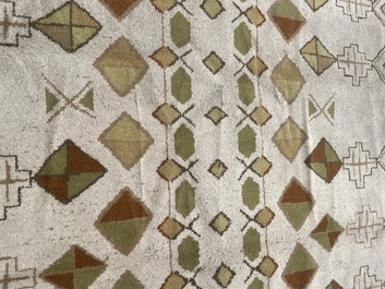Tapis europ&eacute;en en laine &agrave; d&eacute;cor g&eacute;om&eacute;trique de style Art D&eacute;co, seconde moiti&eacute; du 20&egrave;me si&egrave;cle