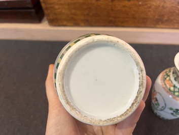 Cinq vases en porcelaine de Chine en bleu et blanc, famille rose et famille verte, 19&egrave;me/20&egrave;me si&egrave;cle