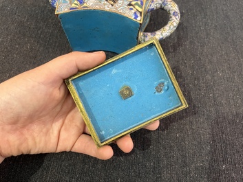 Paire de th&eacute;i&egrave;res en &eacute;maux cloisonn&eacute;s &agrave; d&eacute;cor de papillons et de pies, Chine, 19&egrave;me si&egrave;cle