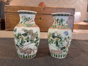Cinq vases en porcelaine de Chine en bleu et blanc, famille rose et famille verte, 19&egrave;me/20&egrave;me si&egrave;cle