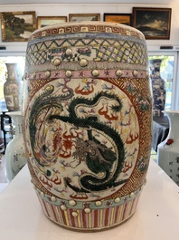 Paire de tabourets en porcelaine de Chine famille rose &agrave; d&eacute;cor de dragons et de ph&eacute;nix, 19&egrave;me si&egrave;cle