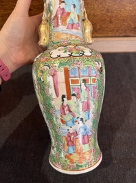 Trois paires de vases en porcelaine de Chine famille rose de Canton &agrave; d&eacute;cor floral et de sc&egrave;nes de palais, 19&egrave;me si&egrave;cle