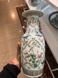 Deux pots couverts et un vase en porcelaine de Chine famille rose &agrave; d&eacute;cor floral et d'antiquit&eacute;s, 19&egrave;me/20&egrave;me si&egrave;cle