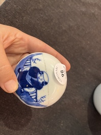 Cinq vases en porcelaine de Chine en bleu et blanc, famille rose et famille verte, 19&egrave;me/20&egrave;me si&egrave;cle