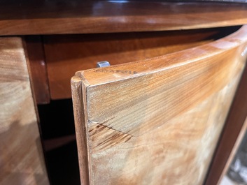 Jean Joseph Chapuis (1765-1864): Buffet Empire de forme demi-lune en placage d'acajou flamm&eacute; aux montures en bronze et dessus en marbre