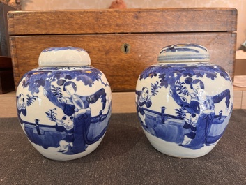 Cinq vases en porcelaine de Chine en bleu et blanc, famille rose et famille verte, 19&egrave;me/20&egrave;me si&egrave;cle