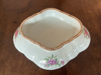 Bol lob&eacute; en porcelaine de Chine famille rose de Canton &agrave; d&eacute;cor de sc&egrave;nes de palais, de faune et de flore, 19&egrave;me si&egrave;cle