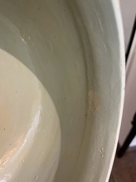 Vase couvert en porcelaine de Chine en bleu et blanc &agrave; d&eacute;cor de rinceaux de lotus, Kangxi