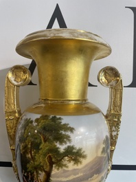 Paire de beaux vases Empire en porcelaine de Paris dor&eacute;e et polychrome &agrave; d&eacute;cor de paysages anim&eacute;s, France, premi&egrave;re moiti&eacute; du 19&egrave;me si&egrave;cle