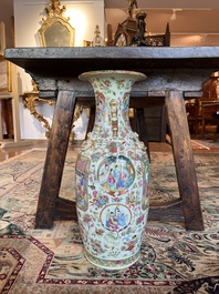 Paire de vases en porcelaine de Chine famille rose de Canton &agrave; d&eacute;cor floral et de sc&egrave;nes de palais, 19&egrave;me si&egrave;cle