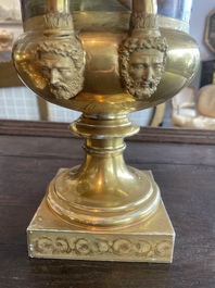 Paire de vases en porcelaine de Paris polychrome et dor&eacute;e &agrave; d&eacute;cor de sc&egrave;nes d'apr&egrave;s Teniers, France, 19&egrave;me si&egrave;cle