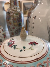 Deux pots couverts et un vase en porcelaine de Chine famille rose &agrave; d&eacute;cor floral et d'antiquit&eacute;s, 19&egrave;me/20&egrave;me si&egrave;cle