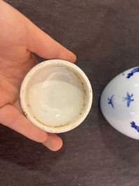 Cinq vases en porcelaine de Chine en bleu et blanc, famille rose et famille verte, 19&egrave;me/20&egrave;me si&egrave;cle