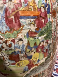 Paire de vases en porcelaine de Chine famille rose de Canton &agrave; d&eacute;cor floral, de sc&egrave;nes de palais et d'antiquit&eacute;s, 19&egrave;me si&egrave;cle