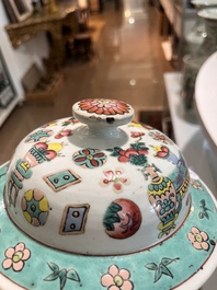 Deux pots couverts et un vase en porcelaine de Chine famille rose &agrave; d&eacute;cor floral et d'antiquit&eacute;s, 19&egrave;me/20&egrave;me si&egrave;cle