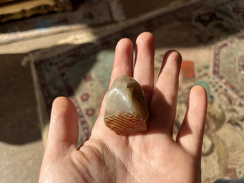 Une t&ecirc;te de bouddha sculpt&eacute;e en jad&eacute;&iuml;te, un tigre en pierre dure et un seau, Chine, 19&egrave;me/20&egrave;me si&egrave;cle